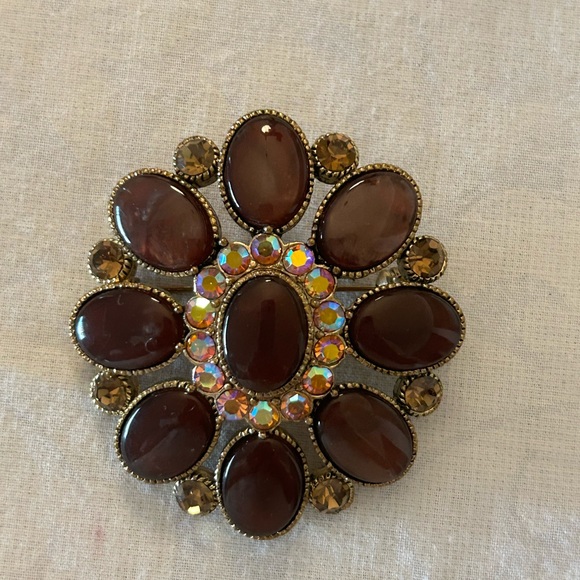 GORGEOUS VINTAGE AURORA BOREALIS CENTER GLASS GOLD TONE BROOCH - Picture 4 of 5